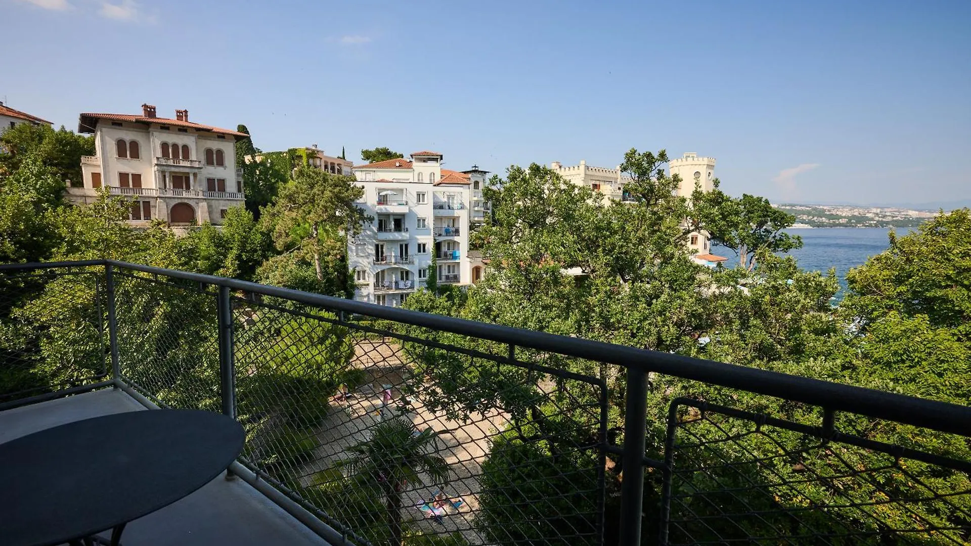 Leona Authentic Beachfront Villa 2Br Apt أوباتيا كرواتيا