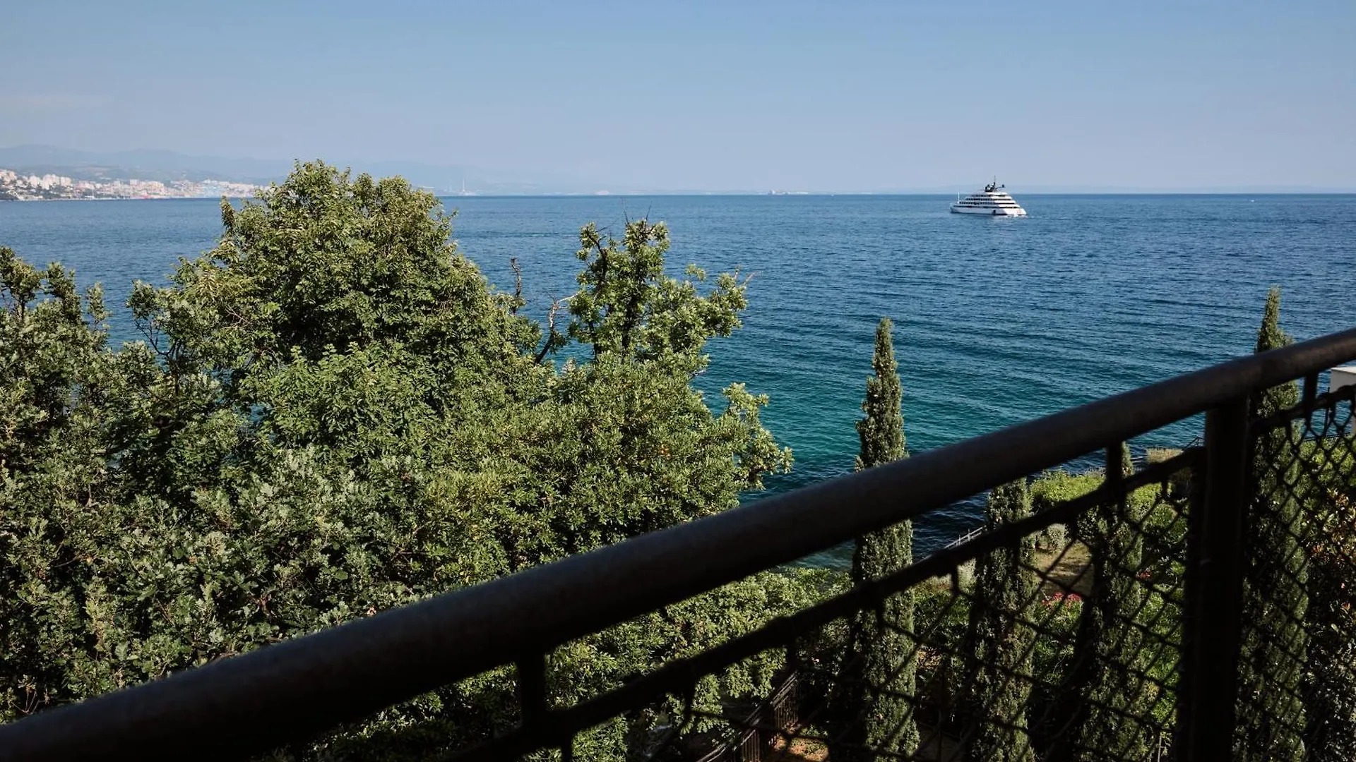 Leona Authentic Beachfront Villa 2Br Apt Opatija 0*,  Chorvatsko
