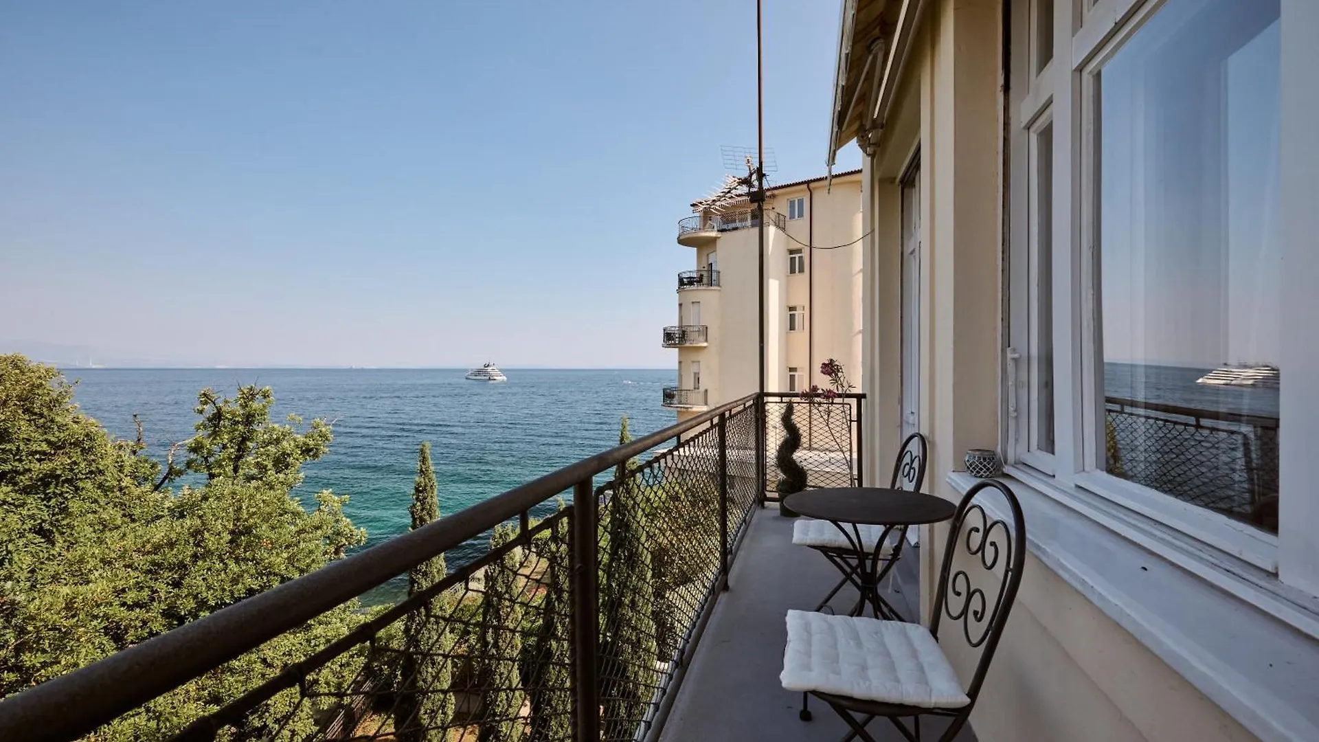 Leona Authentic Beachfront Villa 2Br Apt أوباتيا
