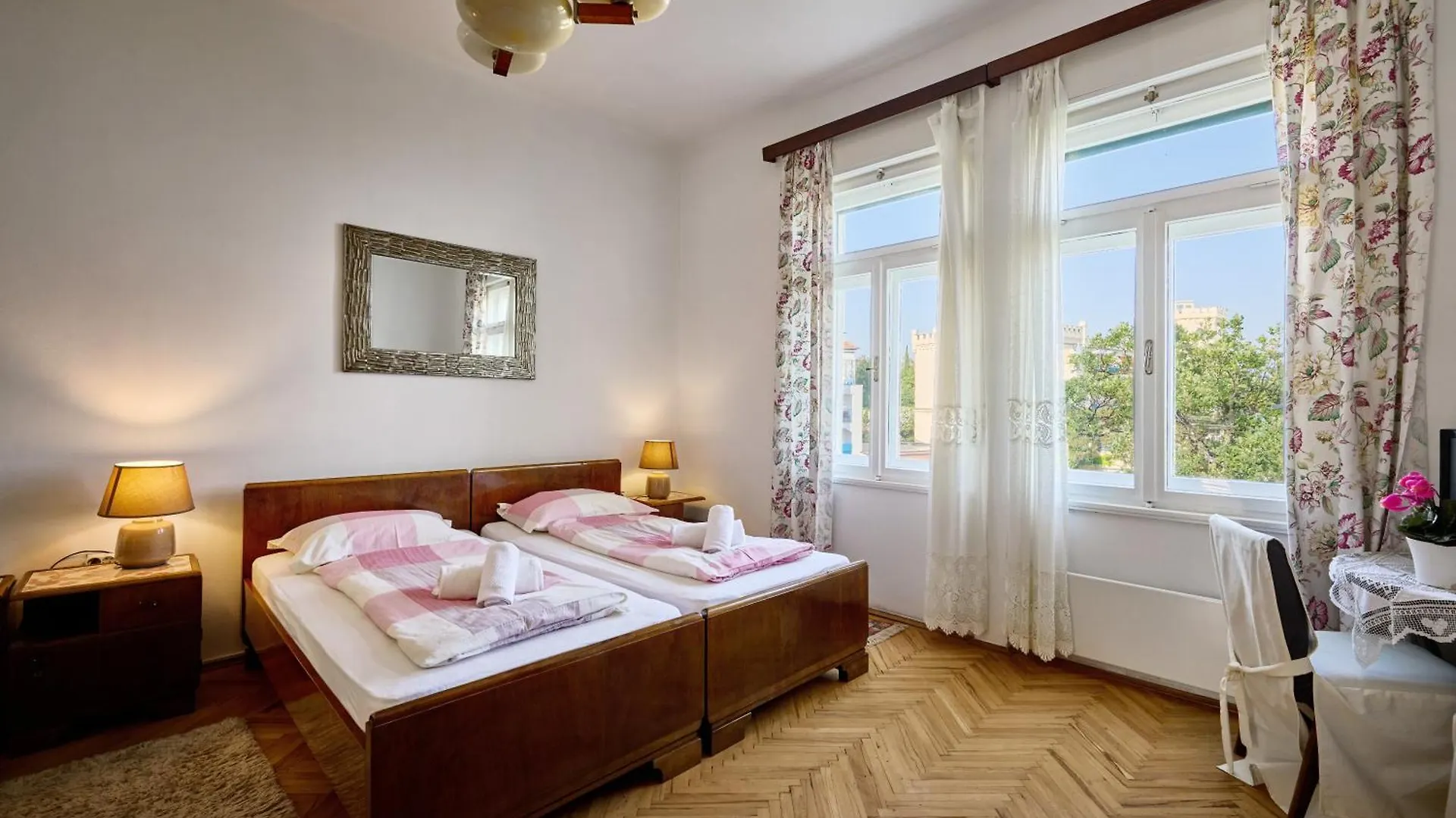 Leona Authentic Beachfront Villa 2Br Apt Opatija