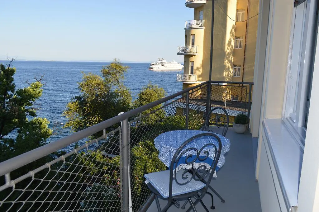 Leona Authentic Beachfront Villa 2Br Apt أوباتيا 0*,  كرواتيا